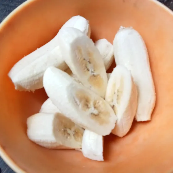 Kupas pisang dan potong menyerong.
