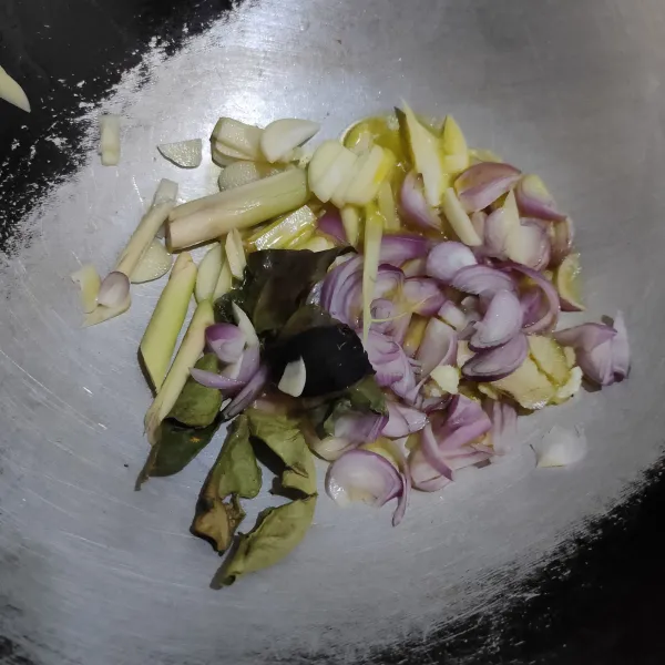 Siapkan bahan bumbu tumis, iris bawang merah, bawang putih, serai dan juga lengkuas, tumis bumbu tambahan daun salam dan daun jeruk.