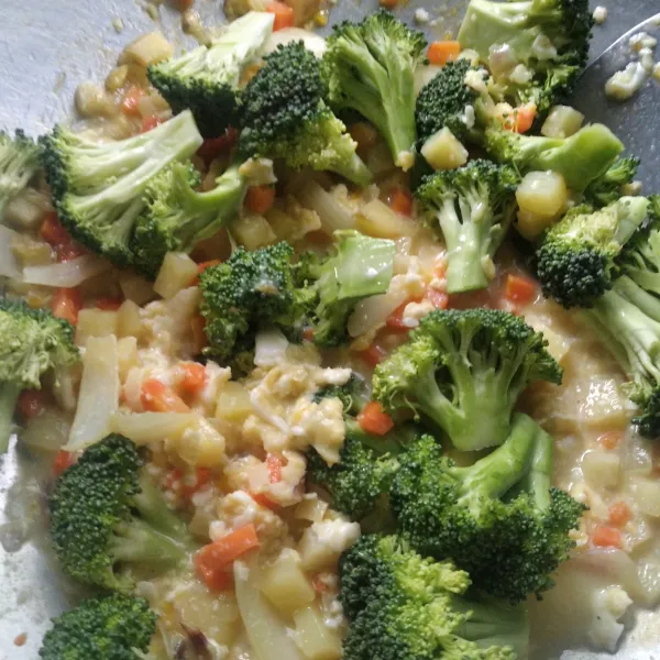 Masukkan wortel dan kentang, air. Masak hingga wortel dan kentang cukup empuk. Masukkan brokoli.