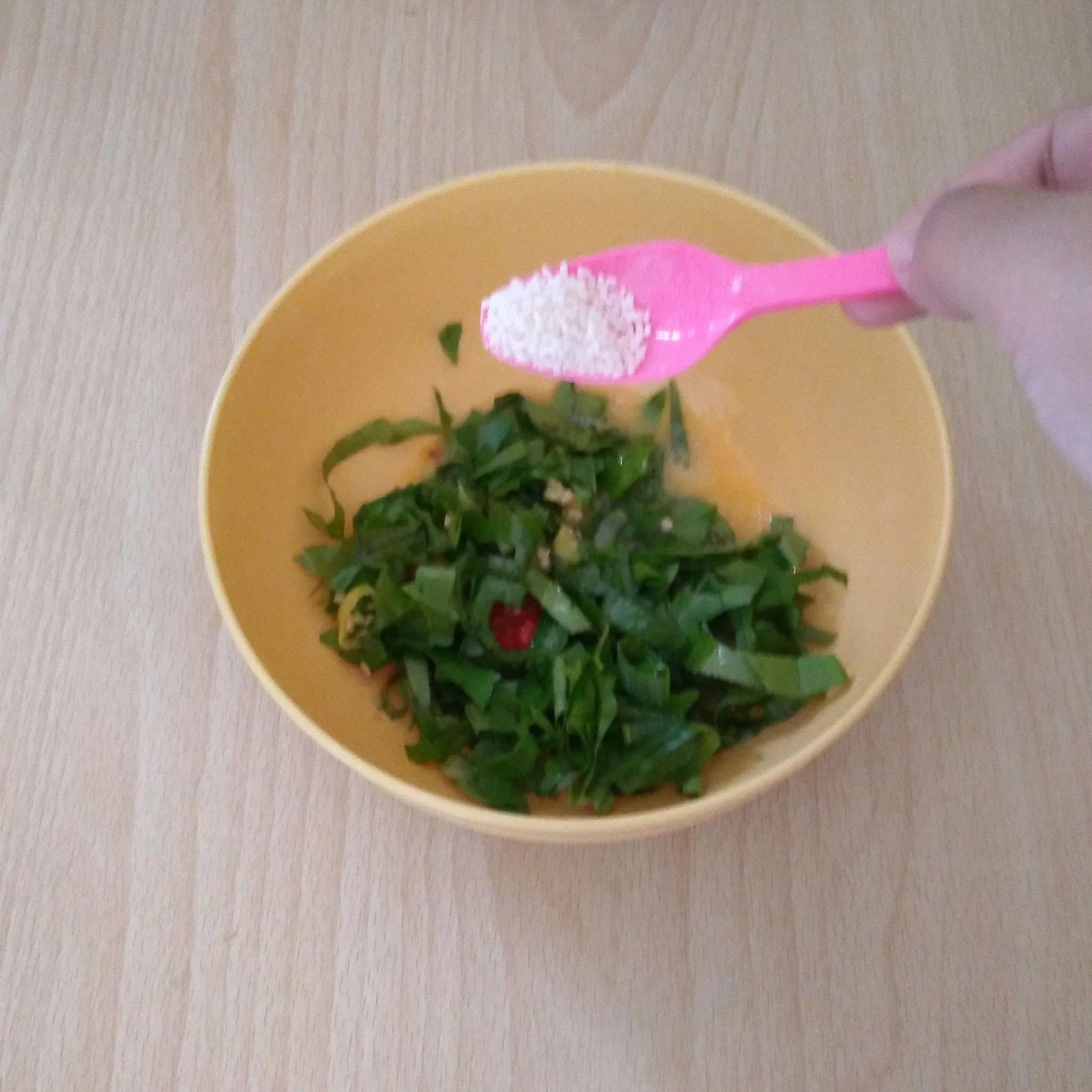 Step 3 Telur Dadar Daun Melinjo Pedas