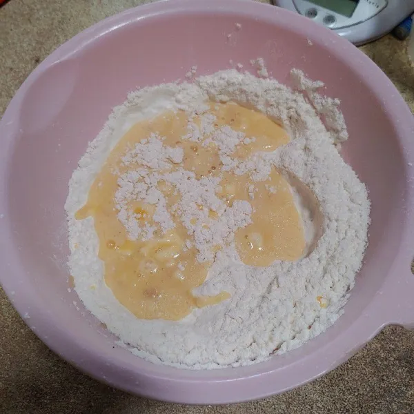 Siapkan tepung terigu, lalu beri garam aduk hingga merata. Laku tuang bahan basah.