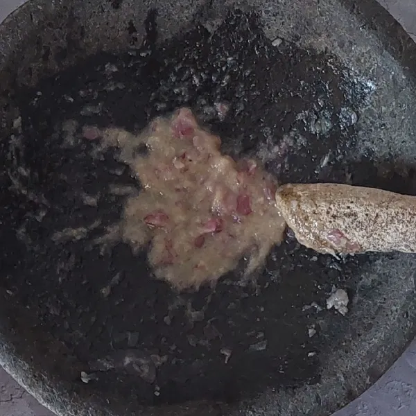 Haluskan bumbu.
