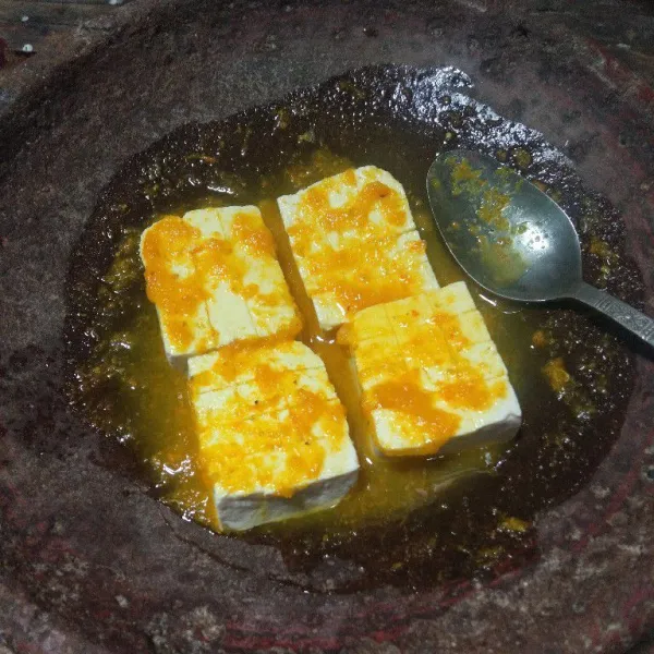 Marinasi tahu dengan bumbu, diamkan sebentar.