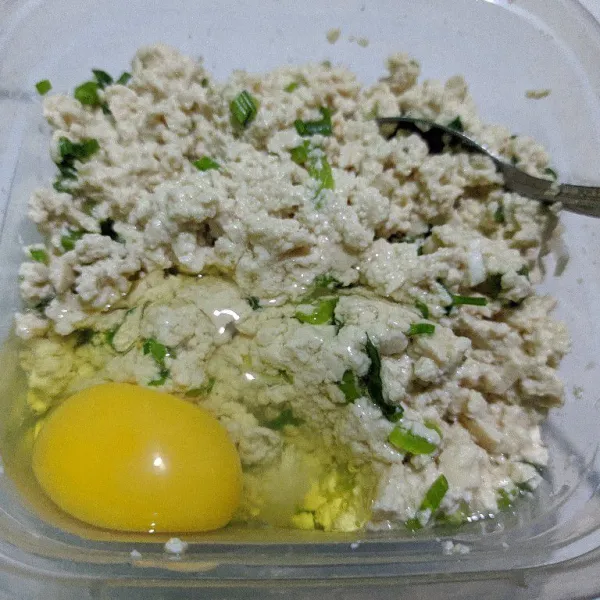 Tambahkan telur dan tepung tapioka. Aduk kembali hingga tercampur rata.