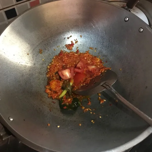 Masak hingga tomat agak layu.