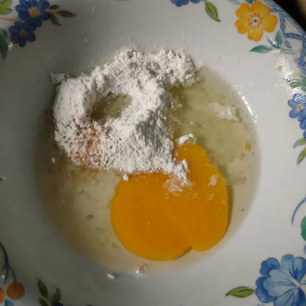 Kocok telur bersama tepung bumbu, air dan kaldu bubuk.