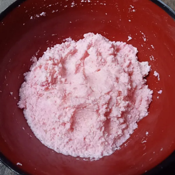 Campur singkong parut, gula pasir, garam dan pewarna makanan, lalu aduk-aduk sampai tercampur rata.
