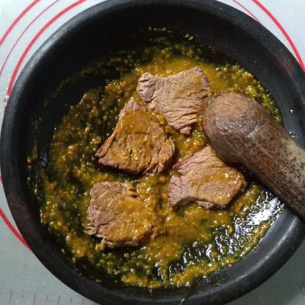 Oles daging dengan bumbu hingga terbalut semua sisinya. Diamkan minimal 5 menit supaya meresap.