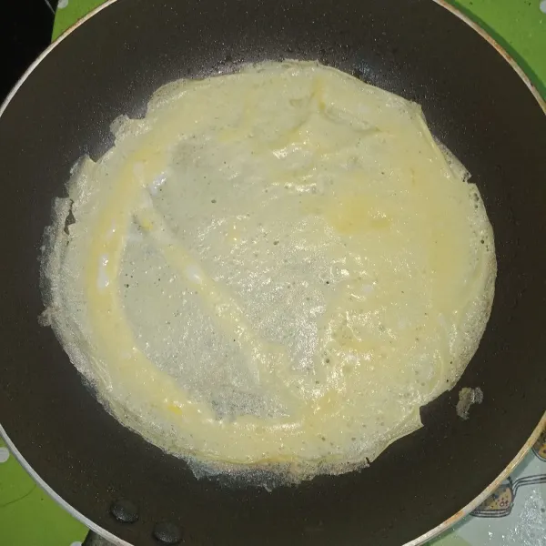 Panaskan pan, beri mentega dan tuang adonan telur masak hingga matang.