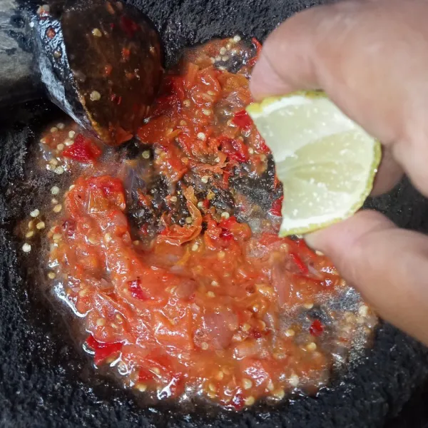Beri perasan jeruk nipis dan cicipi rasanya. Penyet tahu dan ikan di atas sambal, siap disajikan.