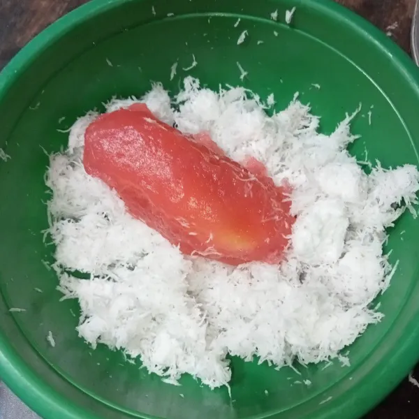Selagi masih panas segera baluri dengan kelapa parut dan siap disajikan.