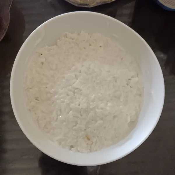 Siapkan nasi lalu beri mayo diatasnya dan ratakan dengan sendok.
