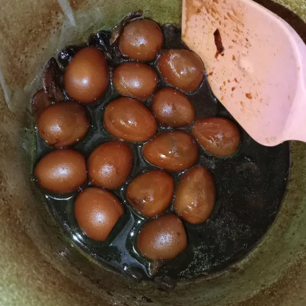 Masak hingga kuah mengental dan telur berwarna cokelat pekat. Tunggu dingin kemudian tusuk menggunakan tusuk sate. Pindang Telur Puyuh siap disajikan.