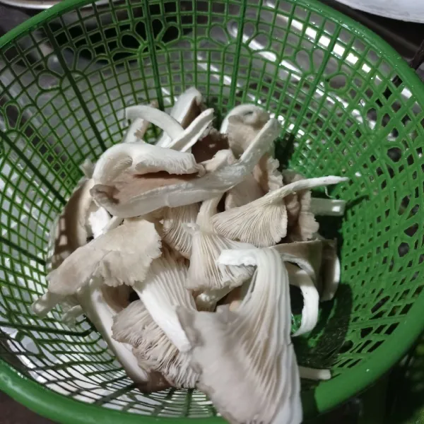 Potong-potong jamur, cuci bersih, tiriskan.