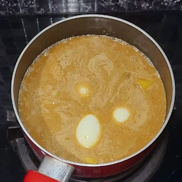 Masukan kentang dan telur. Masak hingga kentang matang dan kuah agak menyusut. Koreksi rasa. Angkat dan sajikan.