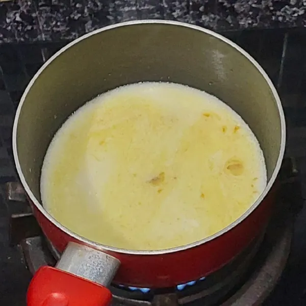 Tuang santan.