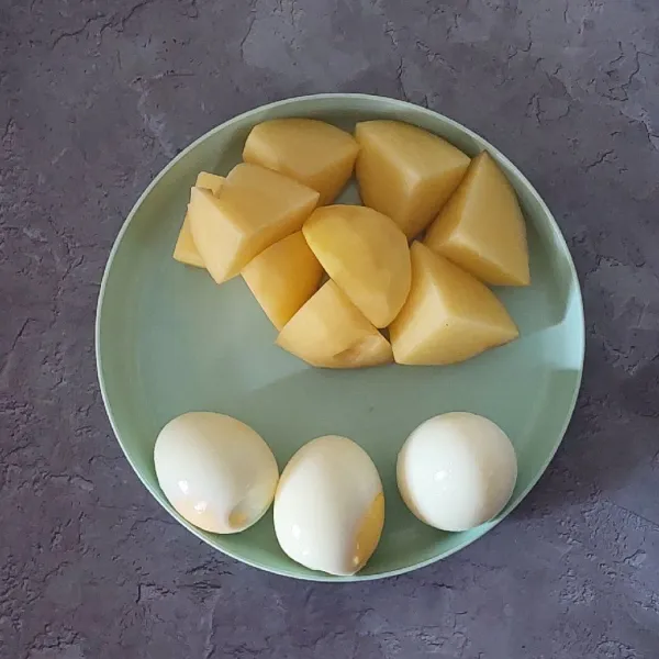 Kupas telur, kupas kentang, cuci bersih lalu potong-potong.