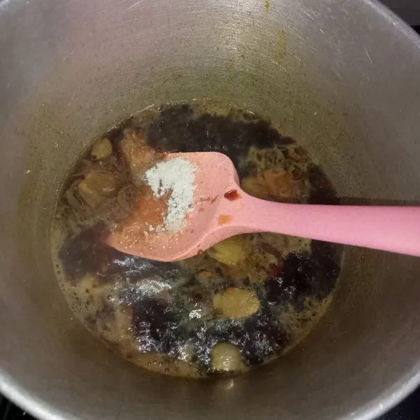 Tambahkan gula garam dan kaldu jamur.