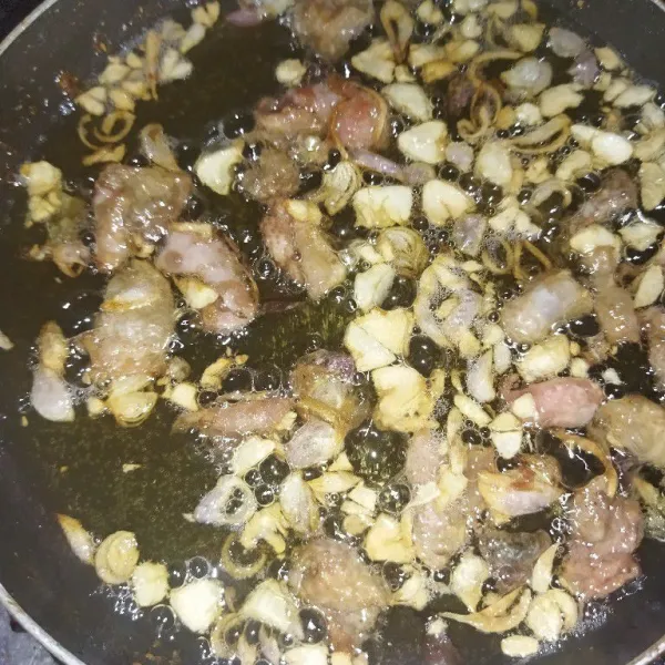 Minyak bawang : siapkan kulit ayam, bawang merah, bawang putih dan minyak goreng, lalu goreng dengan api kecil hingga bawang mulai kecokelatan, lalu angkat.