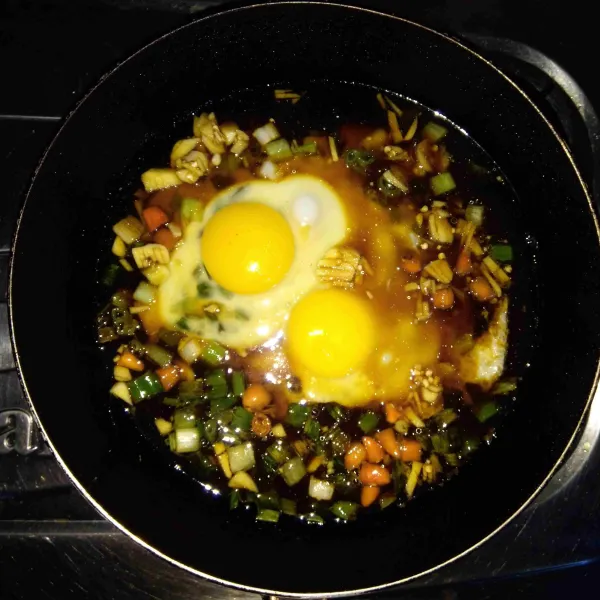 Tambahkan saus kecap yang sudah diracik sebelumnya. Masak telur sampai setengah matang atau sesuai selera. Angkat.