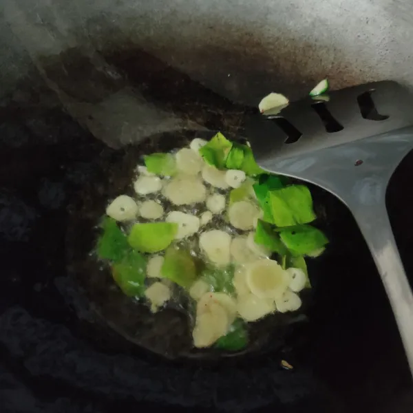 Goreng bawang putih, kencur dan daun jeruk hingga garing, atau kecoklatan, angkat, biarkan tiris, setelah dingin kemudian tumbuk halus.