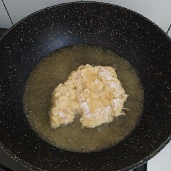 Panaskan minyak lalu goreng hingga seluruh bagian kecokelatan, angkat dan tiriskan.