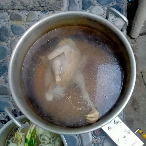 Rebus ayam dengan air. (Hanya sampai mendidih, lalu buang airnya, dan cuci bersih ayamnya).