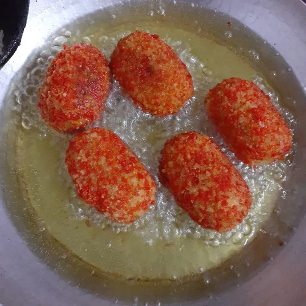 Panaskan minyak dengan api sedang dan goreng kroket hingga keemasan. Dan sajikan.