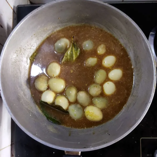 Tambahkan air, telur puyuh rebus, garam, kecap dan daun salam. Masak hingga mendidih.