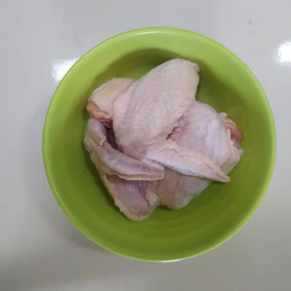 Marinasi ayam dengan kaldu bubuk lalu diamkan 15 -30 menit.