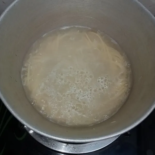 Masak air rebus spaghetti hingga matang Al dente, tambahkan minyak. Angkat dan tiriskan.