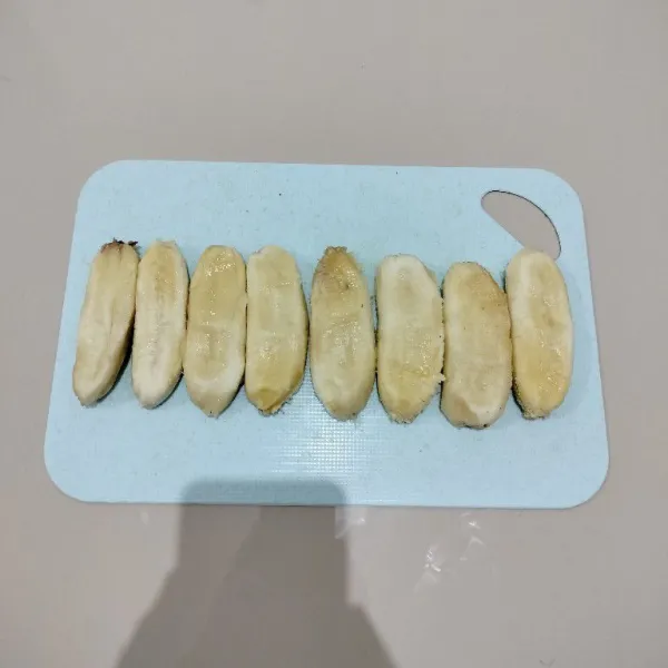 Kupas pisang, lalu tekan perlahan dengan sendok agar sedikit pipih.