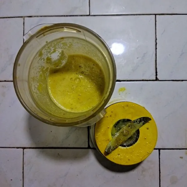 Campurkan bawang putih, bawang merah, kemiri, jahe, lengkuas, lada dan air dalam blender. Setelah itu haluskan hingga benar-benar halus.