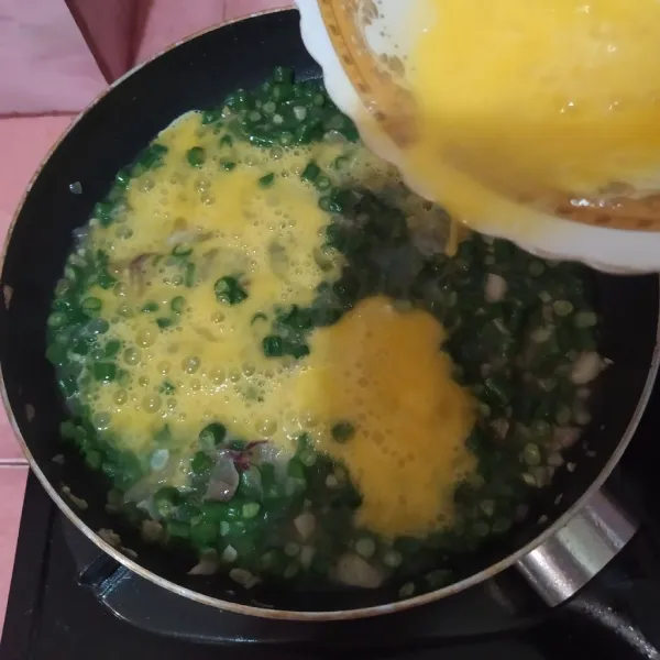 Tuang kocokan telur, diamkan telur setengah matang lalu buat orak-arik.