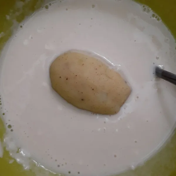 Letakkan kroket pada bahan pelapis.