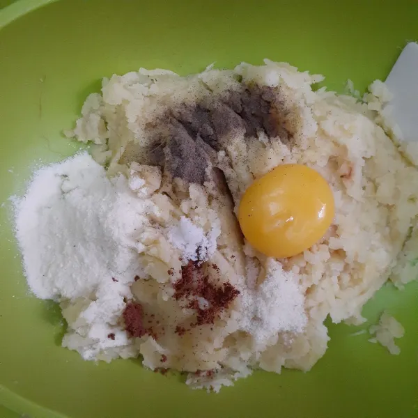 Haluskan kentang, tambahkan kuning telur, susu bubuk, pala bubuk, merica bubuk, kaldu ayam bubuk, garam halus. Dan adon hingga hingga tercampur dengan baik.