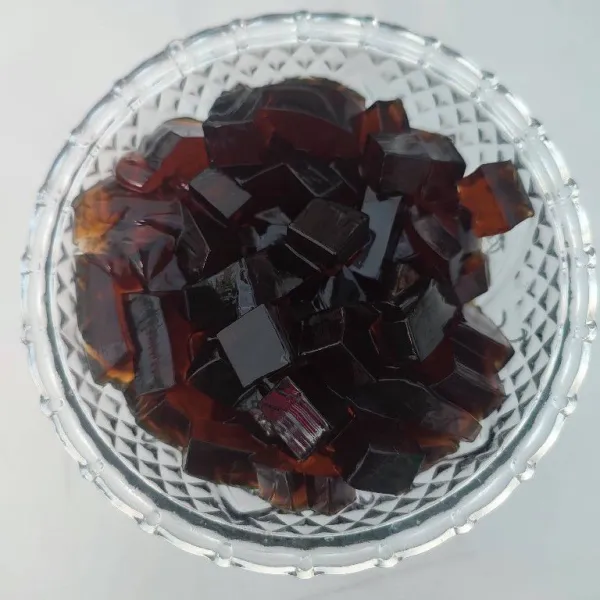 Potong dadu cincau hitam, sisihkan.
