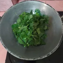 Masukkan bayam lalu bumbui lada, kaldu jamur, gula dan garam. Aduk rata.
