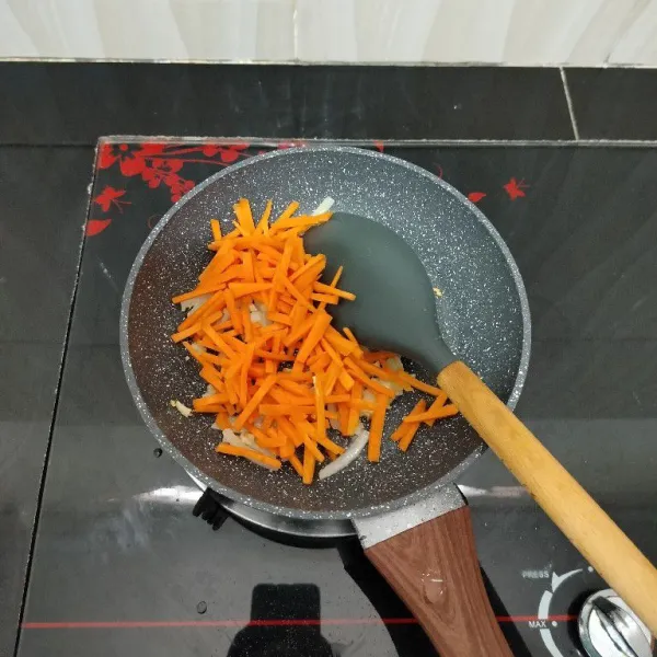 Lalu masukkan wortel, aduk rata.