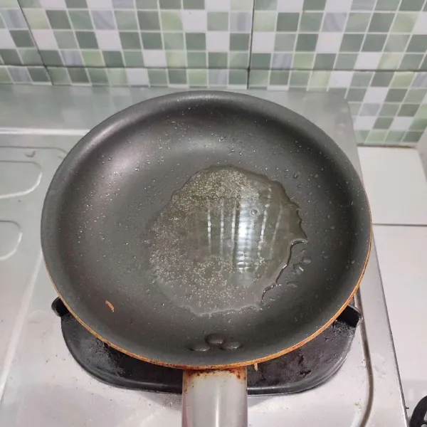 Panaskan minyak goreng di atas wajan anti lengket.
