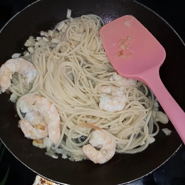 Masukkan spaghetti aduk rata, jika terlalu kaku tambahkan air sedikit.