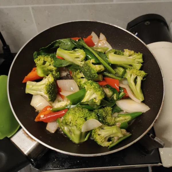 Masukkan cabe dan brokoli, masak hingga brokoli setengah matang.