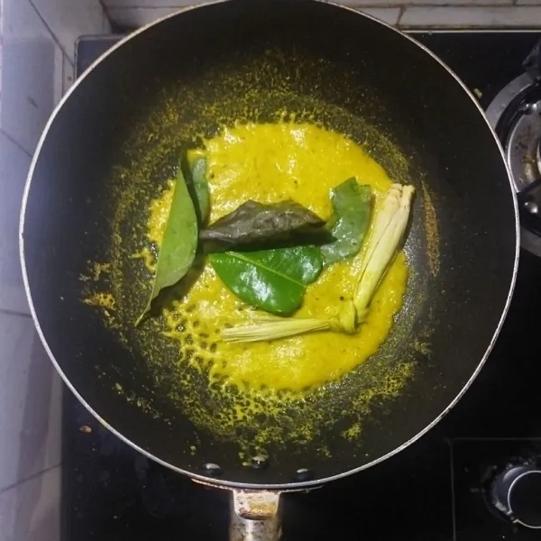 Tumis dengan minyak hingga harum dan matang. Setelah itu tambahkan daun jeruk, daun salam, dan serai aduk lagi hingga matang.