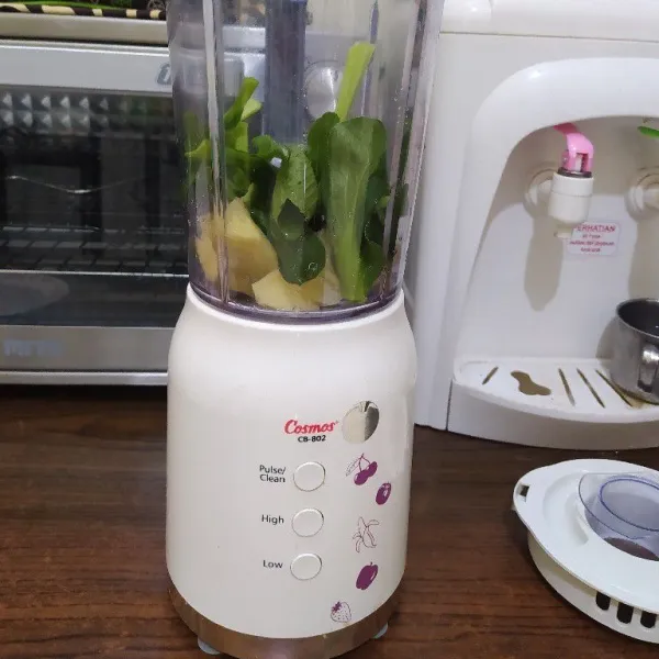 Masukkan nanas dan pokcoy ke dalam blender lalu tambahkan secukupnya air. 
Blender hingga teksturnya lembut.