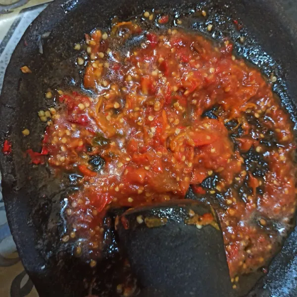 Ulek sambal hingga halus tes rasanya. Beri kucuran jeruk nipis, aduk rata.