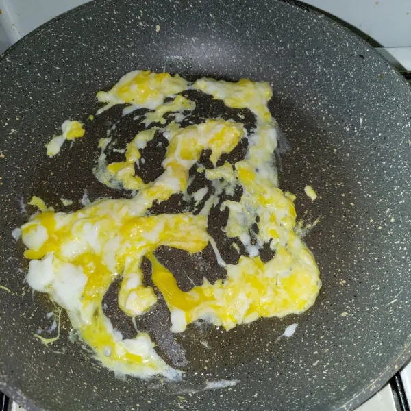 Panaskan margarin, buat telur orak-arik.