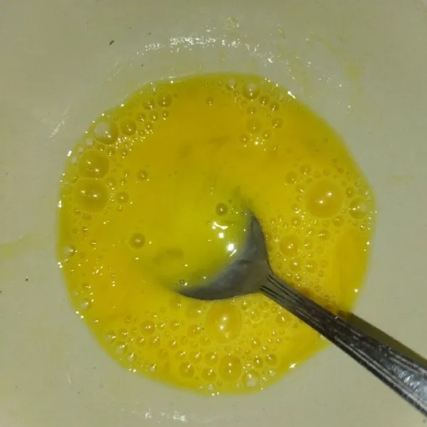 Kocok telur dengan garam dan lada bubuk, hingga berbusa.