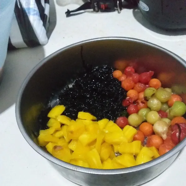 Potong potong buah sesuai selera.