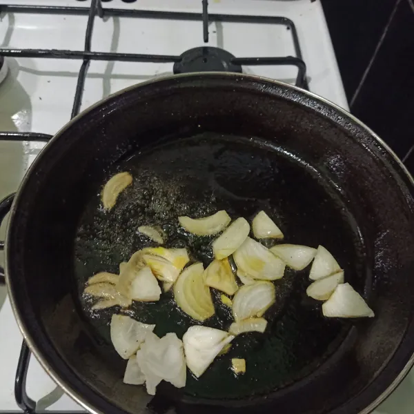 Siapkan wajan lalu masukkan minyak goreng. Setelah minyak panas masukkan irisan bawang bombay. Oseng sampai tercium harum.