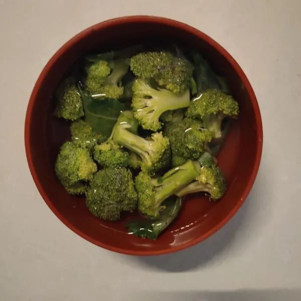 Rendam brokoli dengan air garam.